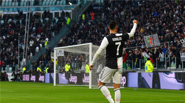  尤文图斯主场致敬传奇球星  