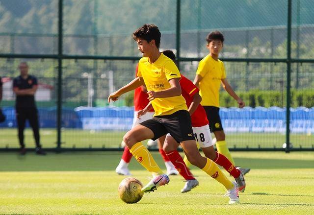  亚特兰大青春风暴席卷赛场，年轻阵容展现无限潜力  