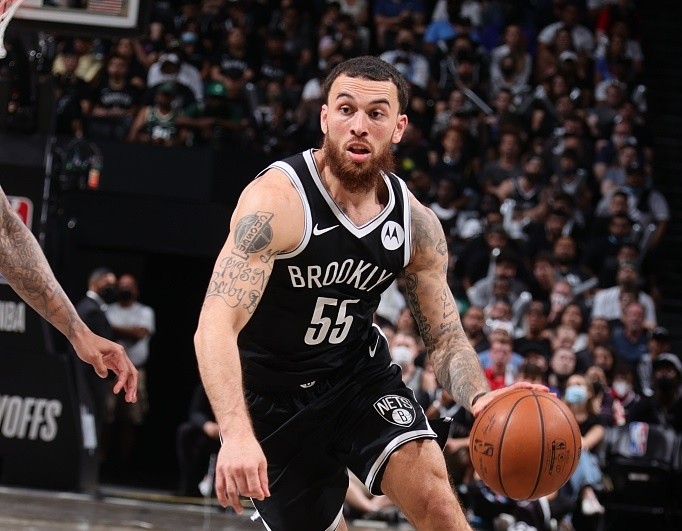  巴特勒硬核表现主导末节，热火险胜篮网守住东部前三